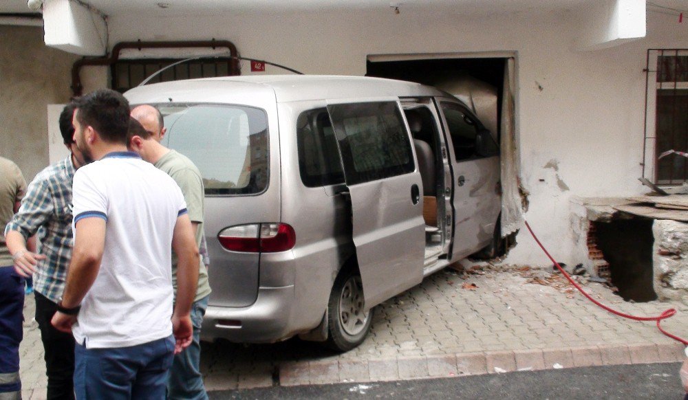 Sancaktepe’de Kontrolden Çıkan Minibüs Dehşet Saçtı: 2 Çocuk Öldü