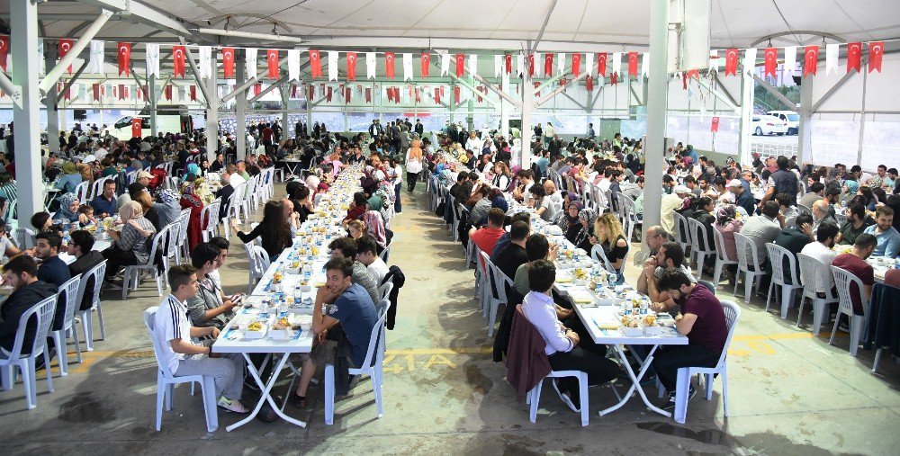 Ayazma’da Toplu İftar Heyecanı Yaşandı