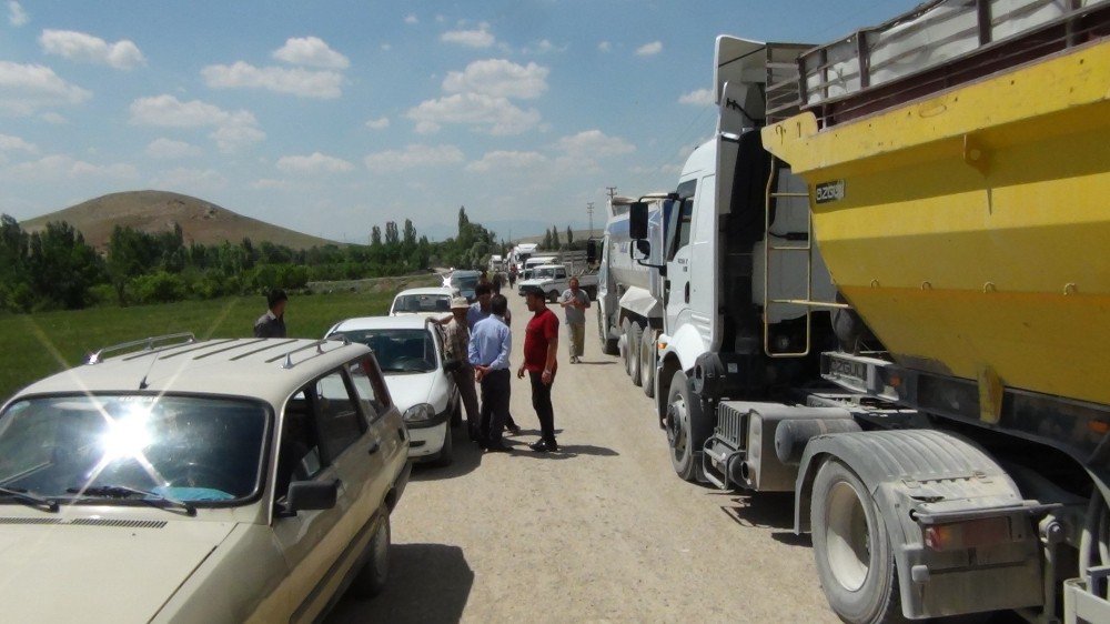 Kum Kamyonlarına Tepki Gösteren Vatandaşlar Yol Kapattı