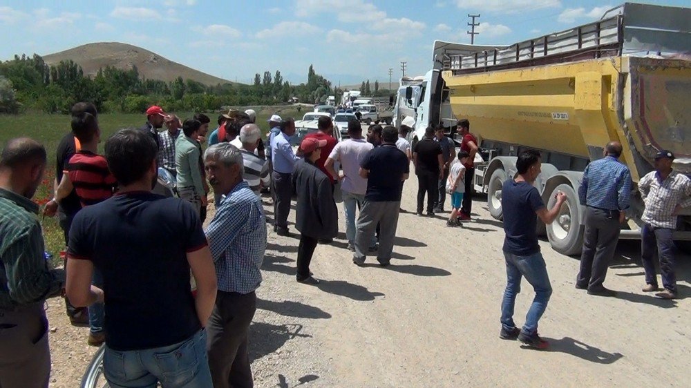 Kum Kamyonlarına Tepki Gösteren Vatandaşlar Yol Kapattı