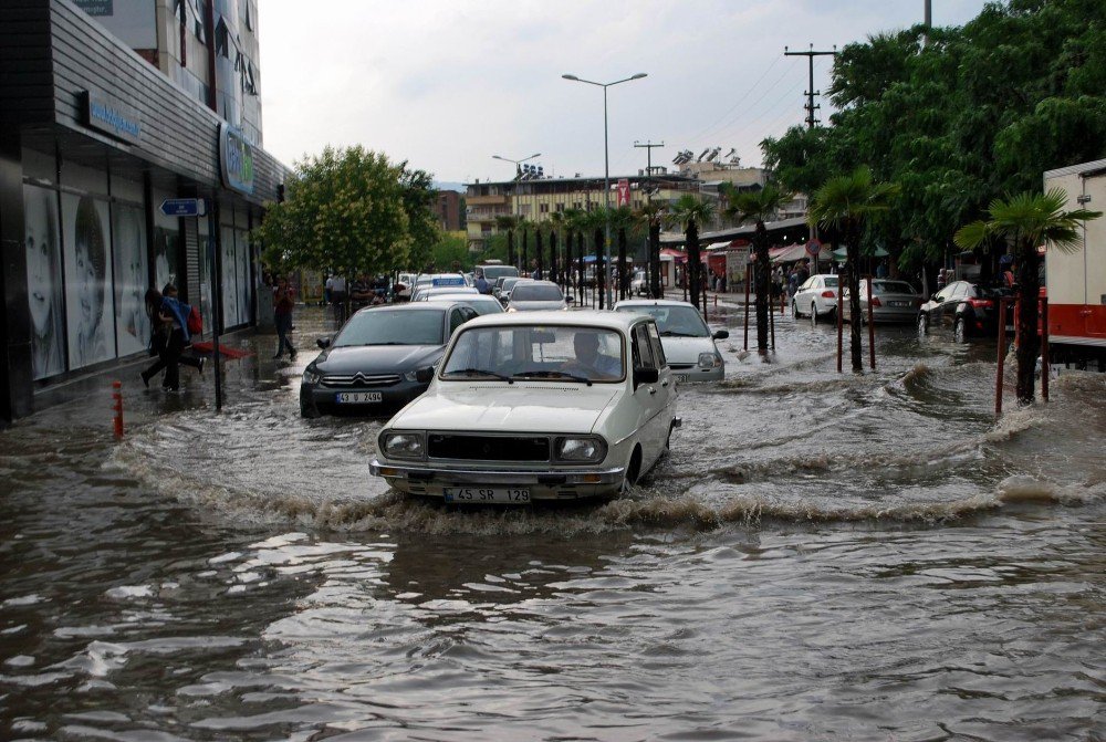 15 Dakikalık Yağmur Salihli’yi Sular Altında Bıraktı