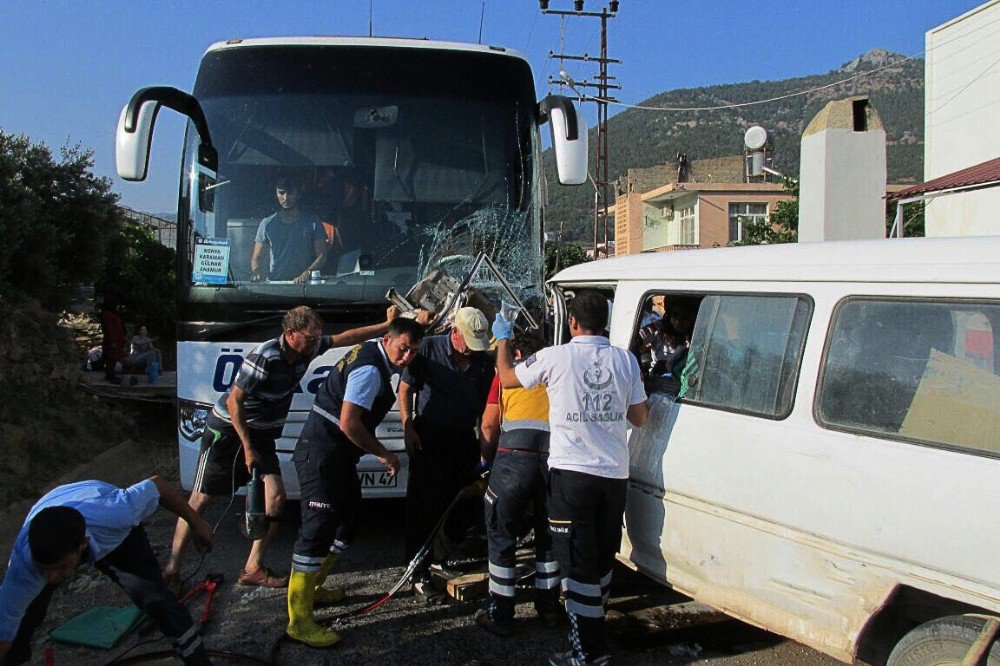 Kaza Yapan Araçta Sıkışan Sürücüyü İtfaiye Kurtardı