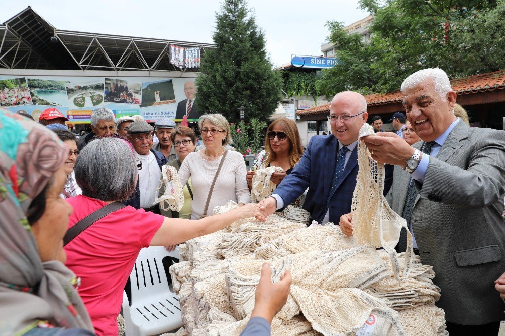 Başkanlar Alışveriş Filesi Dağıttı