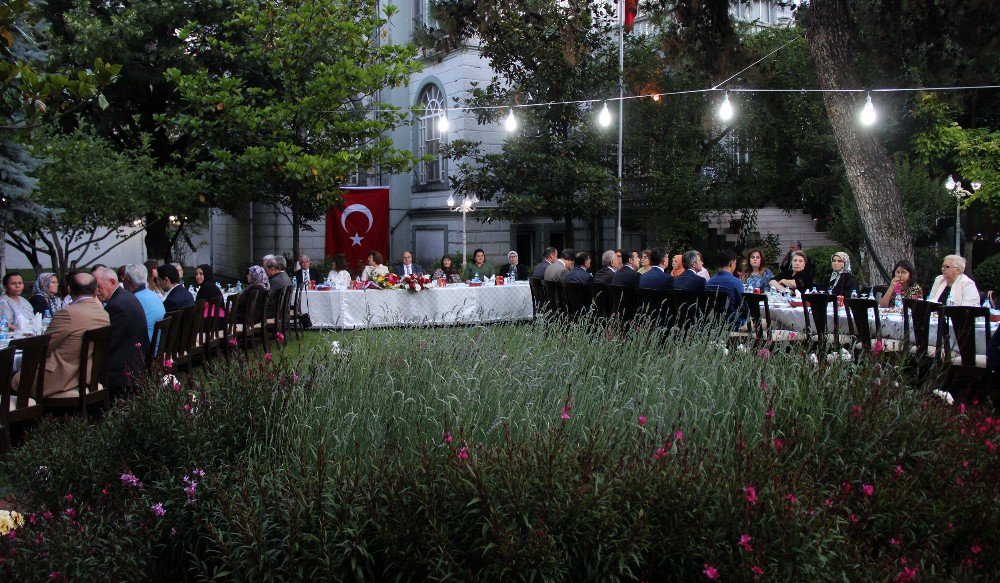 Vali Çiçek’ten Konak’ta Şehit Yakınları Ve Gazilere İftar