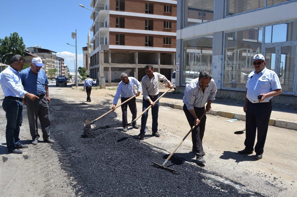 Muş Belediyesi Tahrip Olan Yolları Onarıyor