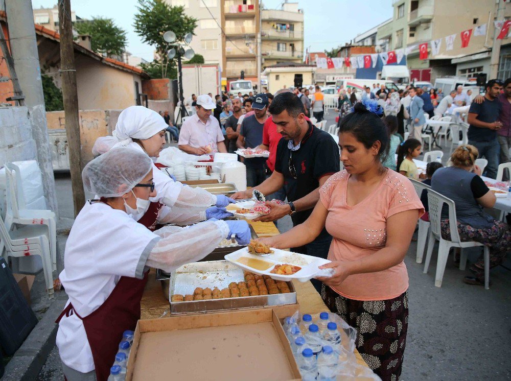 Karşıyaka’da 2 Bin Roman İftarda Buluştu