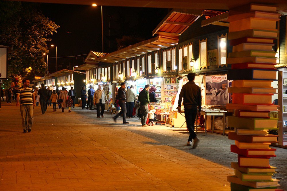 Sakarya’da Ramazanların Vazgeçilmez Kitap Sokağı Oldu