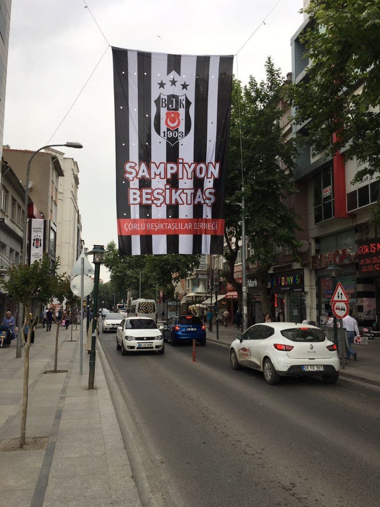 Şampiyon Beşiktaş’ın Bayrakları Çorlu Sokaklarında