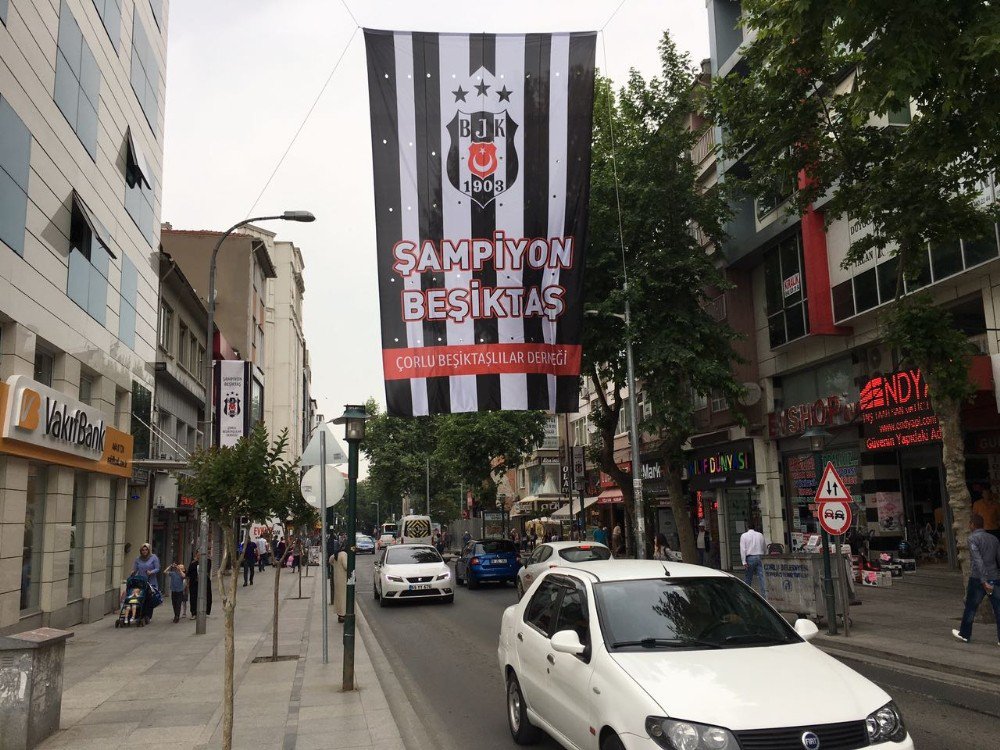 Şampiyon Beşiktaş’ın Bayrakları Çorlu Sokaklarında