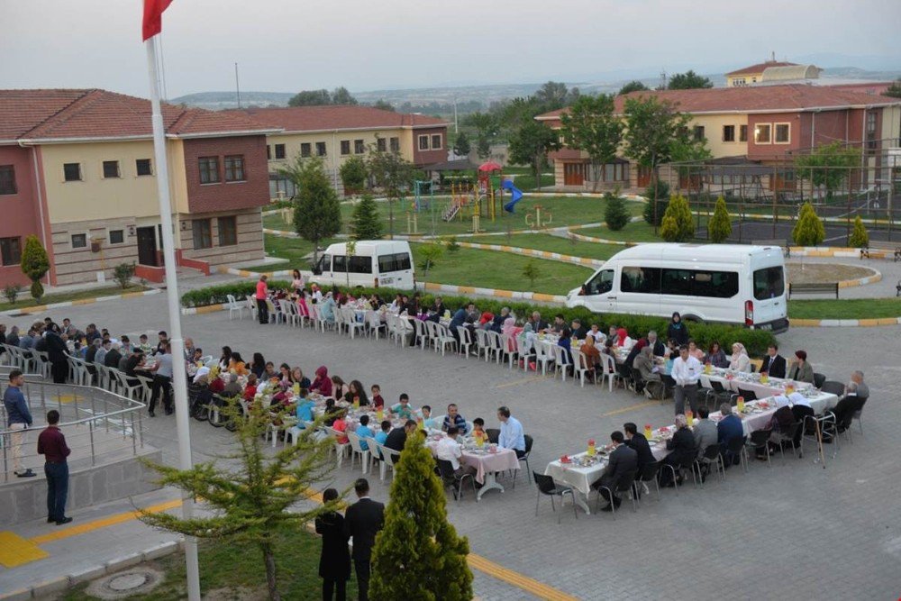 Vali Ve Eşi İftarını, Çocuk Evleri Sitesinde Kalan Çocuklarla Yaptı