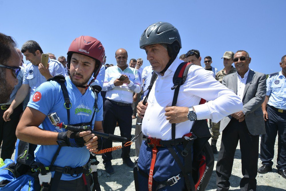 Kırıkhan’da Yamaç Paraşütü Eğitim Uçuşları Başladı