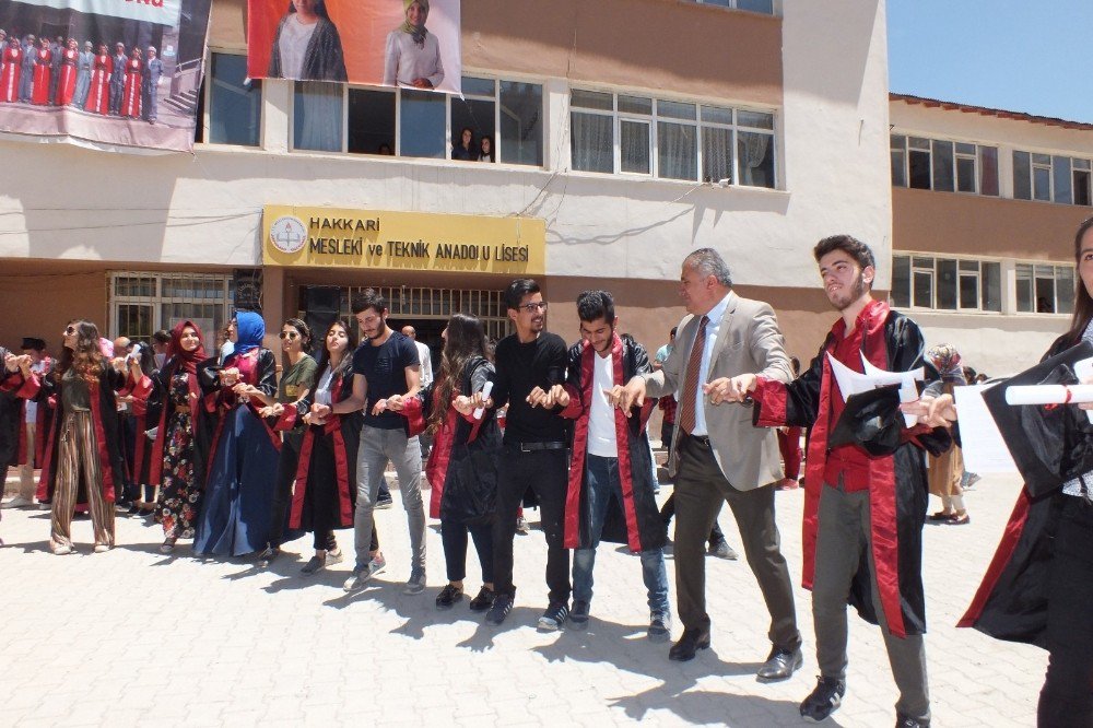 Öğrenciler Karnelerini Halay Çekerek Aldılar