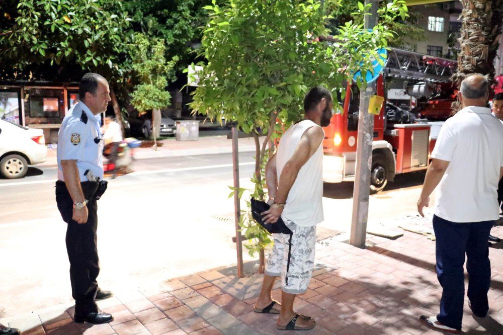 Bodrum Kattaki Çöpleri Yaktı, Duman Kokusunu Alınca İkinci Kattan Aşağıya Atladı