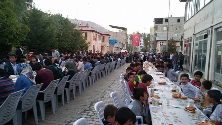 Bahçesaray’da Aynı Anda 2 Bin 500 Kişi İftar Açtı