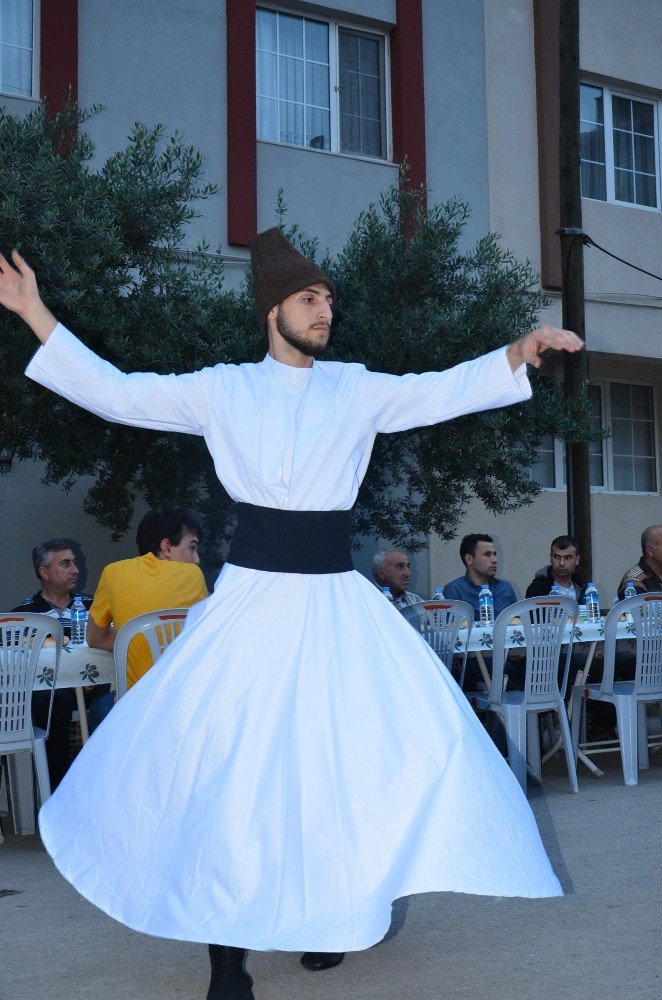 Sanatçı Öztoprak’tan Komşularına İftar