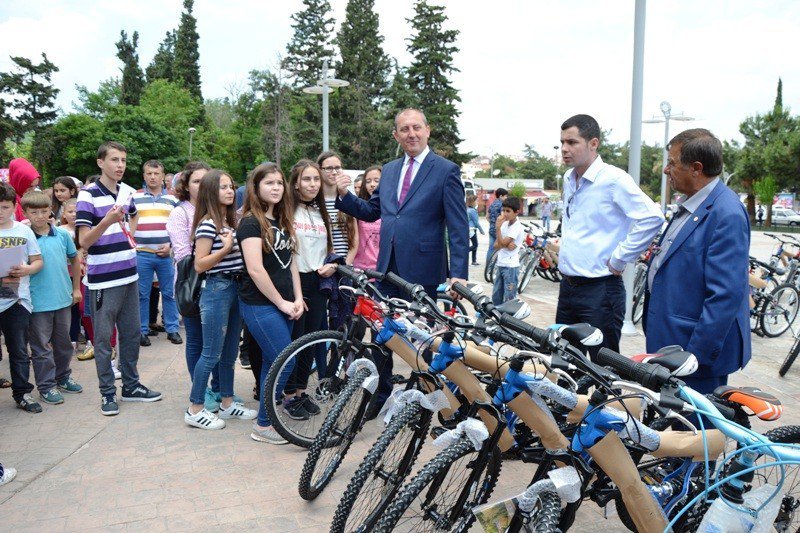 Biga Belediyesinden Karne Hediyesi