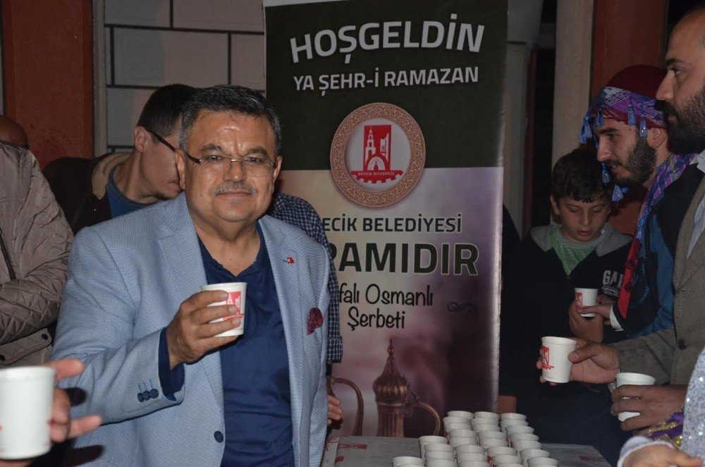 Başkan Yağcı Vatandaşlarla Osmanlı Şerbeti İçti