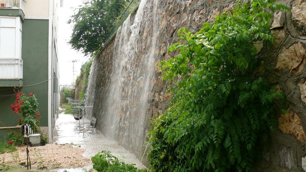 Sağanak Yağış Yüzünden 5 Gün İçinde 3’üncü Kez Aynı Evi Su Bastı