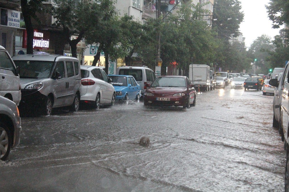 Yollar Nehre Döndü, Kanalizasyon Kapakları Yerinden Çıktı