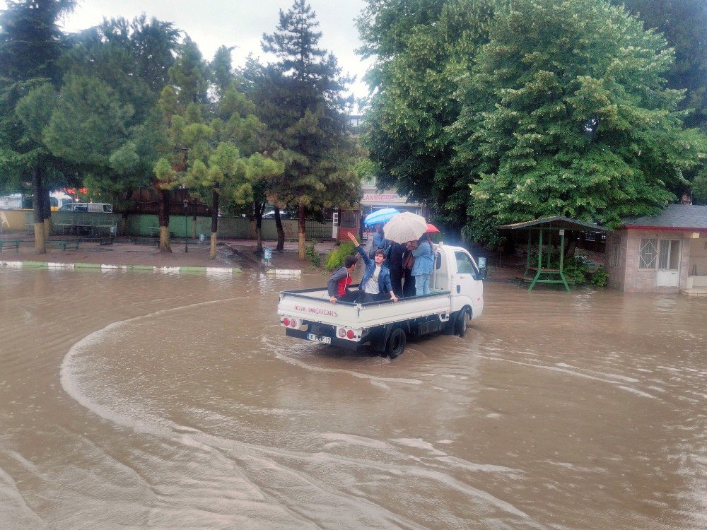 Öğrenciler Karne Almak İçin Okul Binasına Kamyonetle Taşındı