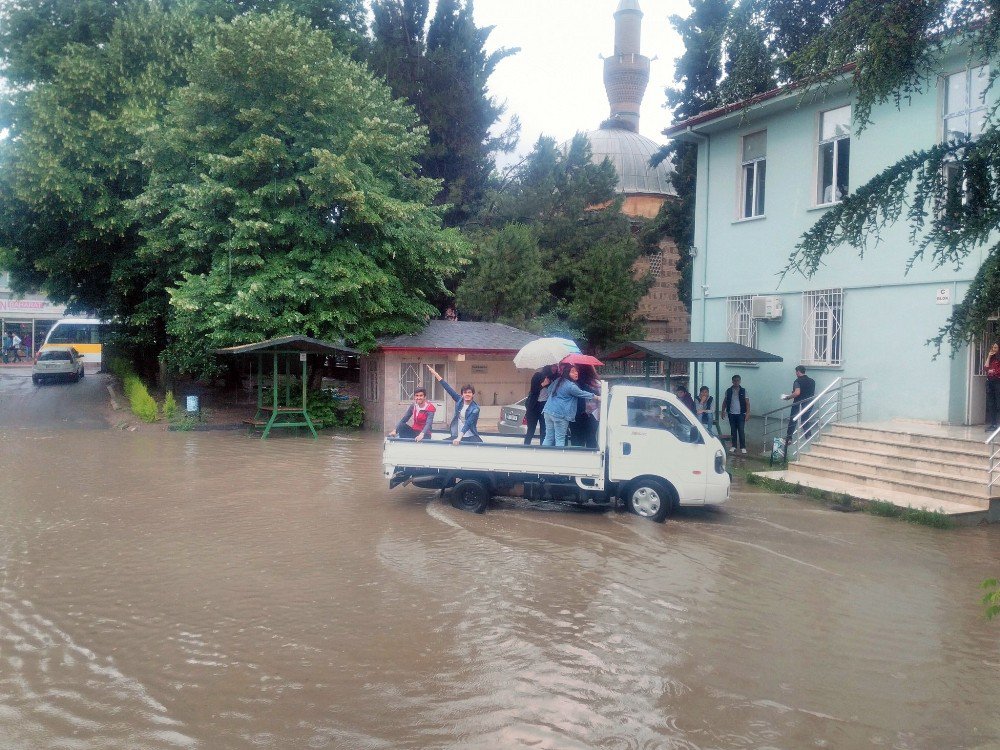 Öğrenciler Karne Almak İçin Okul Binasına Kamyonetle Taşındı