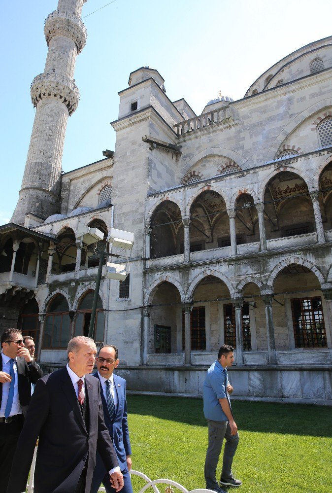 Cumhurbaşkanı Erdoğan, Cuma Namazını Sultanahmet Camii’nde Kıldı