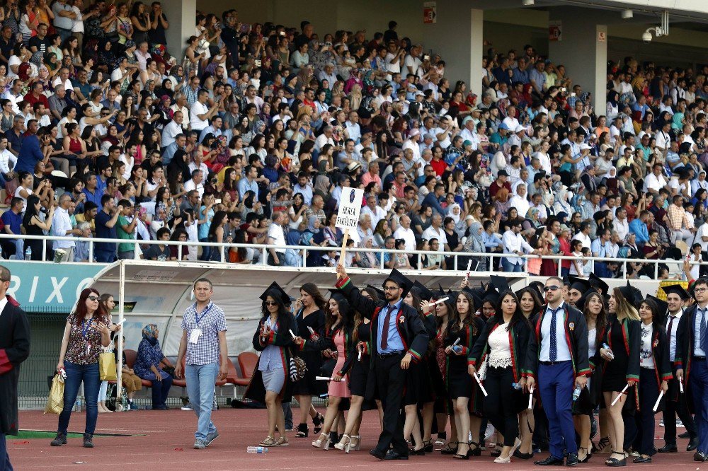 Bakan Çavuşoğlu’ndan, Mezun Öğrencilere Tavsiye