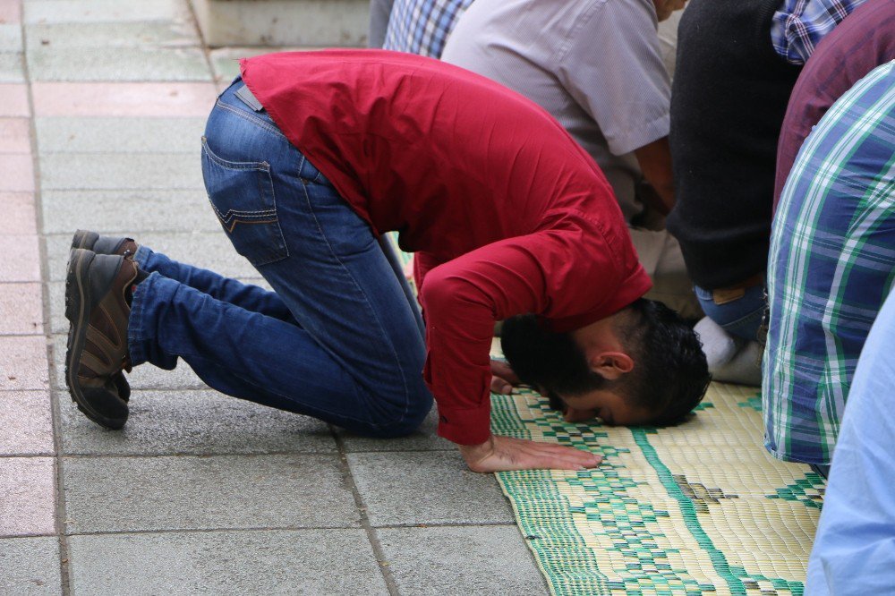 Cuma Namazı İçin Her Türlü Sıkıntıya Katlanıyorlar