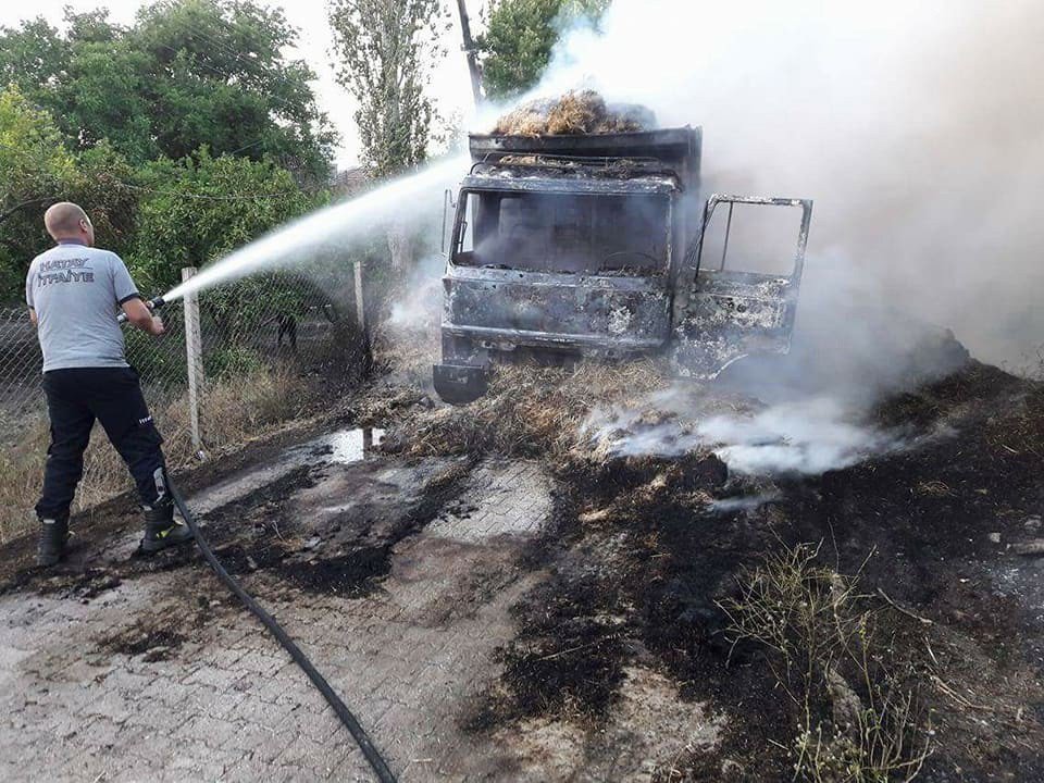 Kamyon Kasasındaki Saman Balyası Elektrik Teline Çarptı: 2 Yaralı