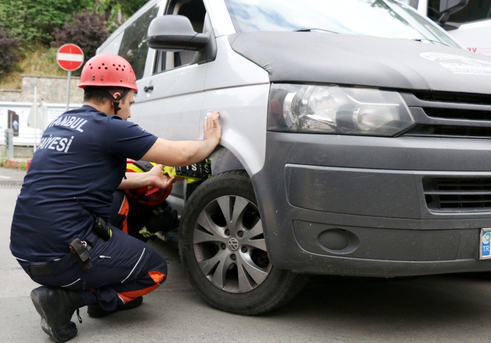 Aracın Motoruna Sıkışan Kediyi İtfaiye Kurtardı