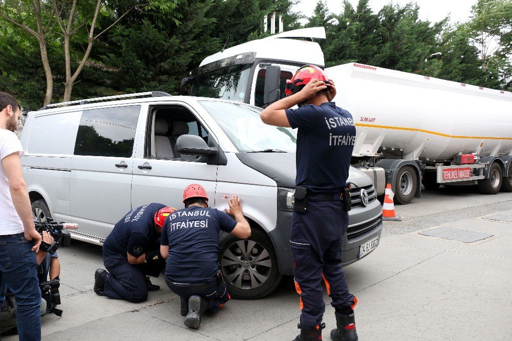 Aracın Motoruna Sıkışan Kediyi İtfaiye Kurtardı