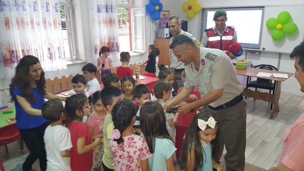 Jandarmadan Minik Öğrencilere Hediye