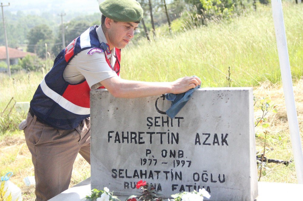 Jandarma Ekipleri, Şehit Mezarını Yeniledi