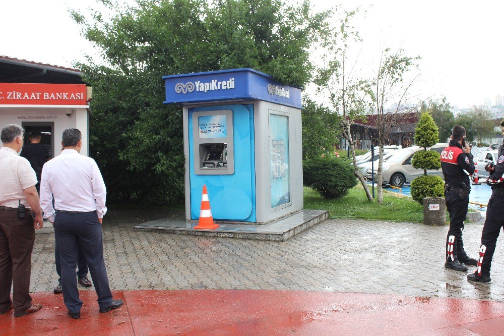 Atm’ye Kurulan Düzenek Son Anda Fark Edildi