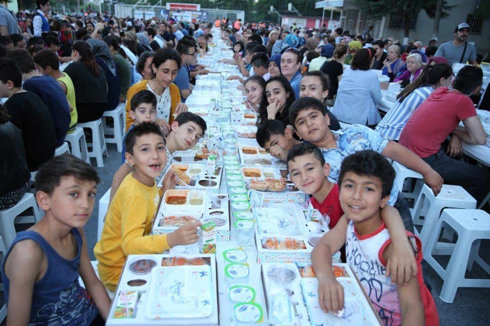 Mahalle İftarlarında, Ramazan’ın Bereketini Paylaştılar