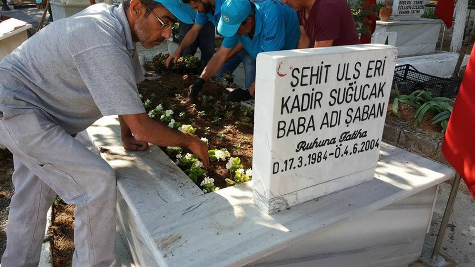 Mezarlıklar Çiçek Açmaya Başladı