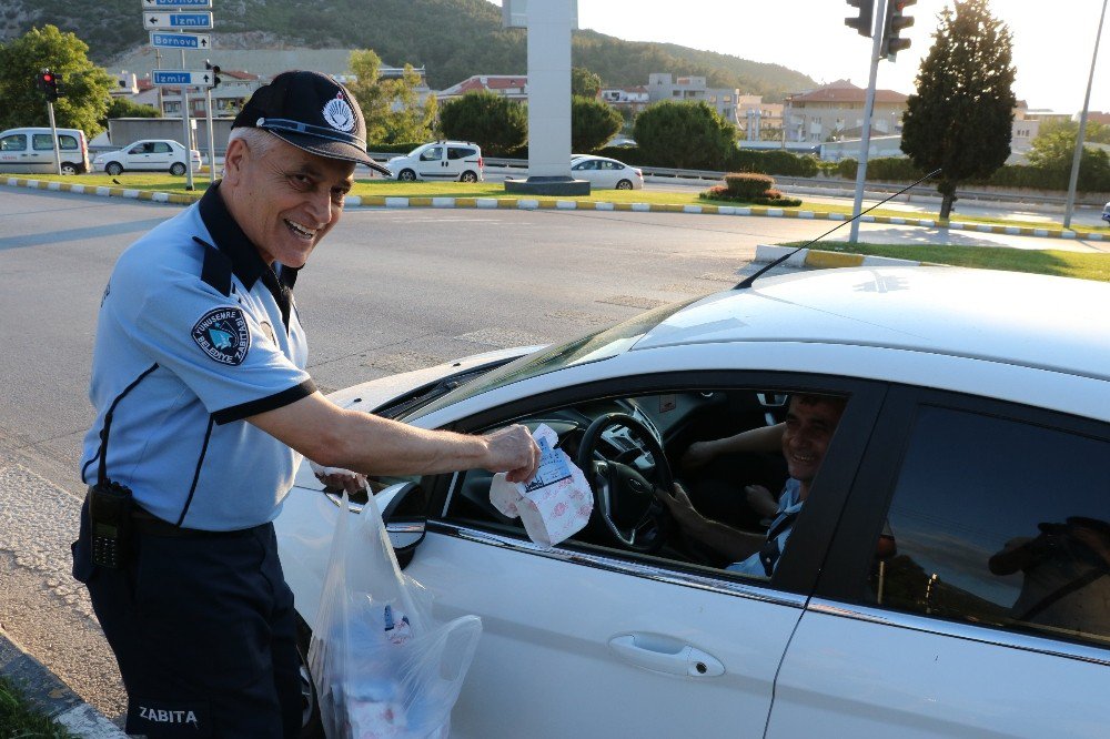 Manisa’dan Geçen Sürücülere İftar Kumanyası