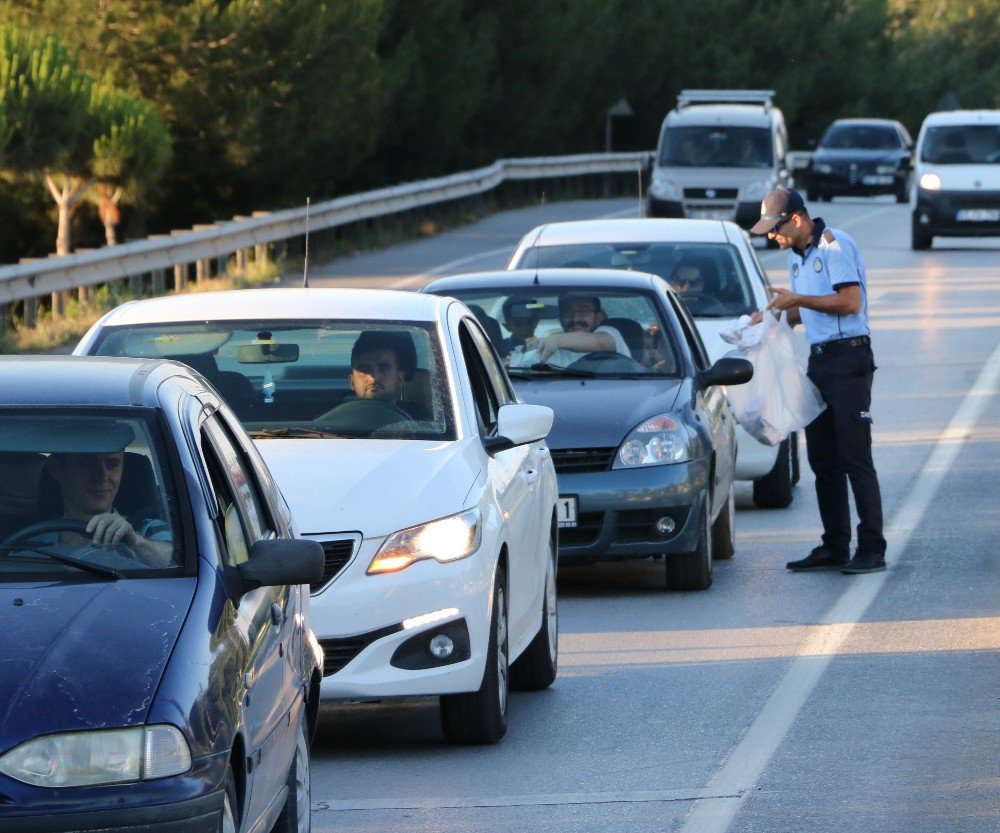 Manisa’dan Geçen Sürücülere İftar Kumanyası