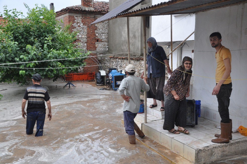 Kırkağaç’ta Sel Hayatı Felç Etti