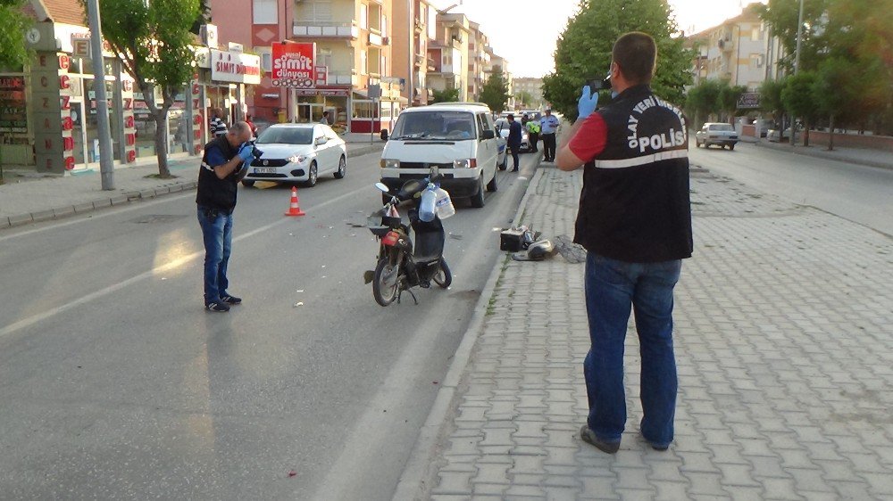 Minibüs Elektrikli Bisiklete Çarptı: 1 Yaralı