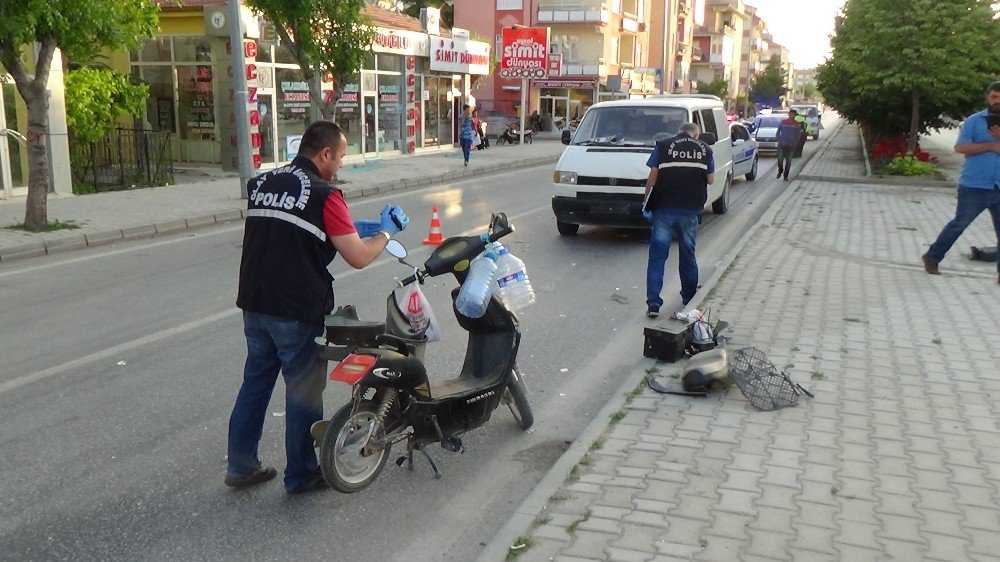 Minibüs Elektrikli Bisiklete Çarptı: 1 Yaralı