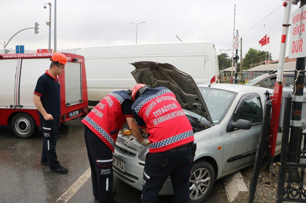 Trafik Kazasında Kırılan Otomobilin Camları Yüzüne İsabet Eden 1 Kişi Yaralandı