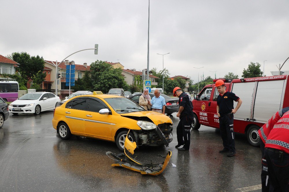 Trafik Kazasında Kırılan Otomobilin Camları Yüzüne İsabet Eden 1 Kişi Yaralandı