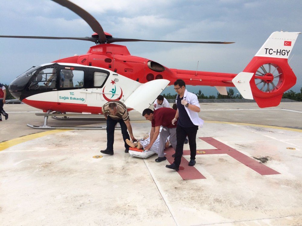 Otobüs Kazasında Ağır Yaralanan Asker Ambulans Helikopter İle Sevk Edildi