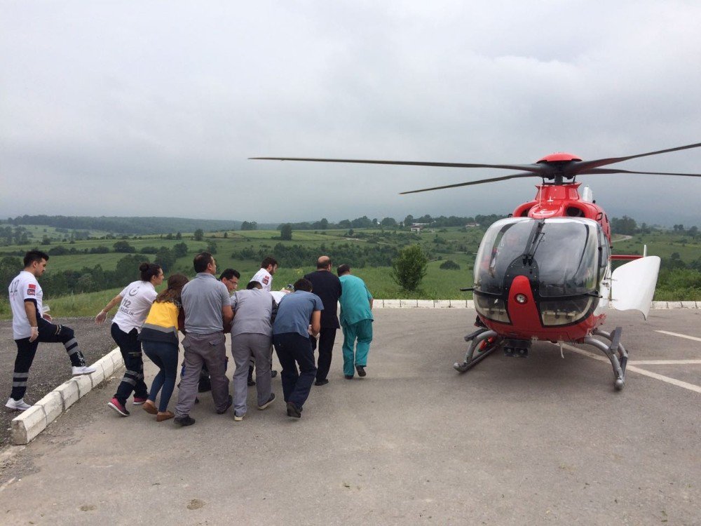 Otobüs Kazasında Ağır Yaralanan Asker Ambulans Helikopter İle Sevk Edildi