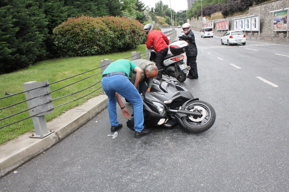 Öğrencileri Taşıyan Servis Minibüsü Motosiklete Çarptı