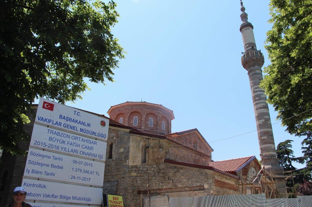 Ortahisar Fatih Camisi’nin Onarımı Sürüyor