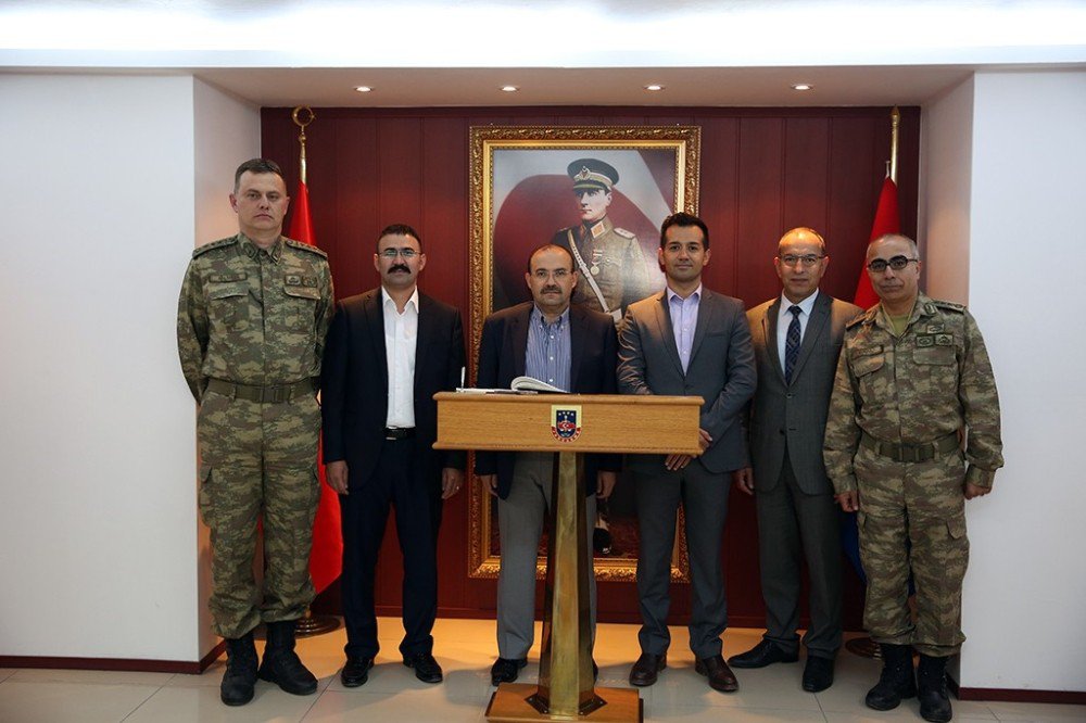 Vali İsmail Ustaoğlu, İl Jandarma Komutanlığı’nda İftara Katıldı