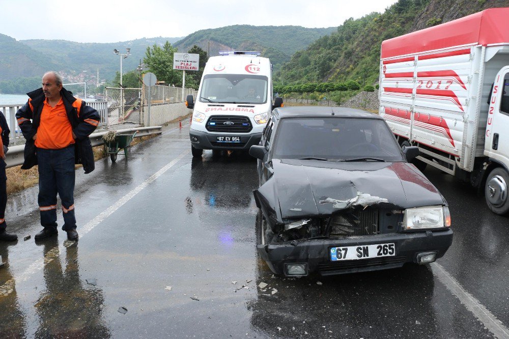 Kırmızı Işıktaki Araca Arkadan Çarptı