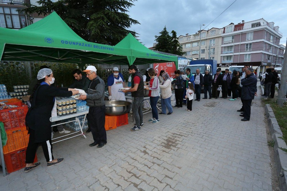 5 Bin Kişi Yenikent’teki İftarda Bir Araya Geldi